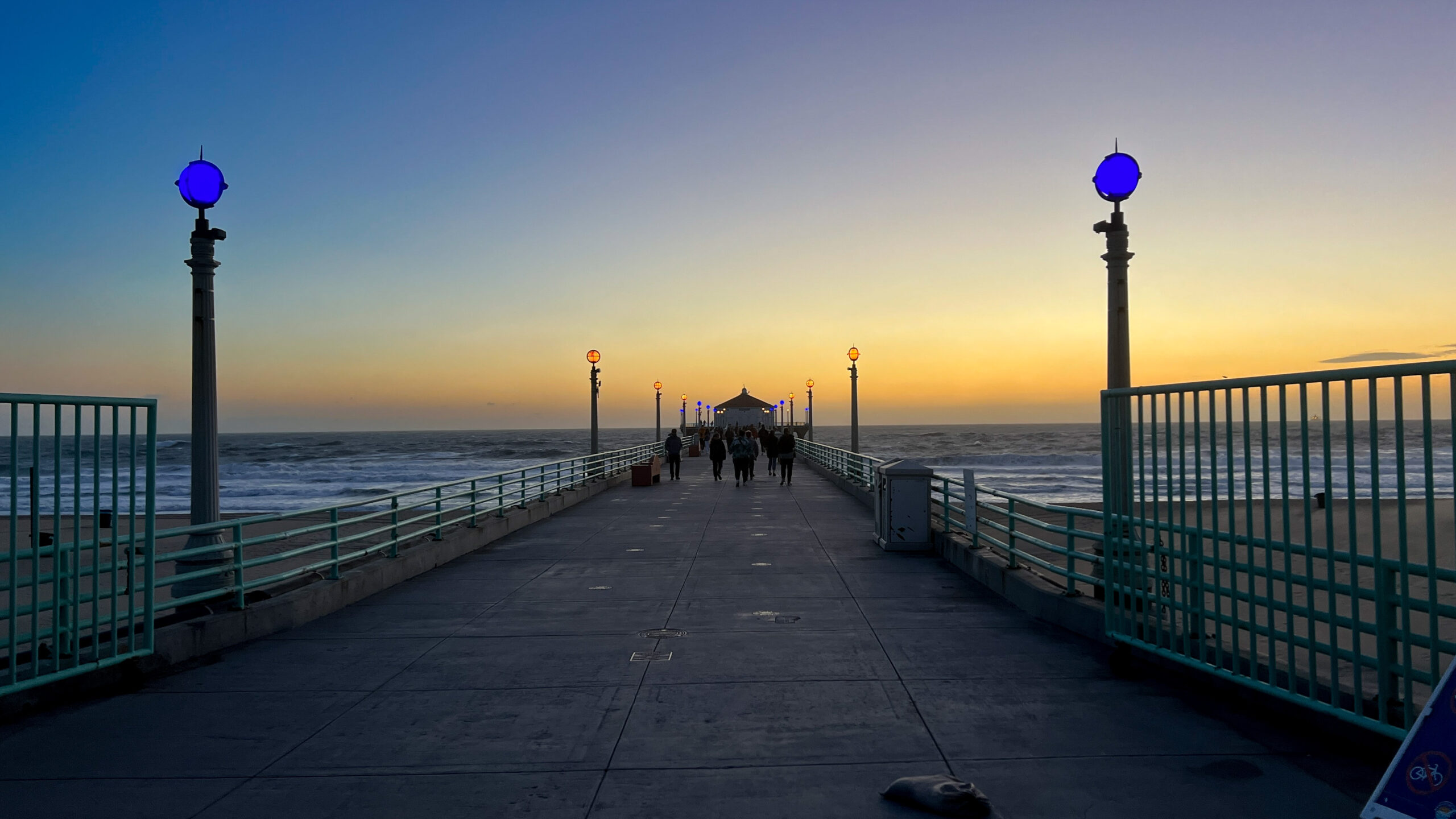 Windy Saturday night in Manhattan Beach