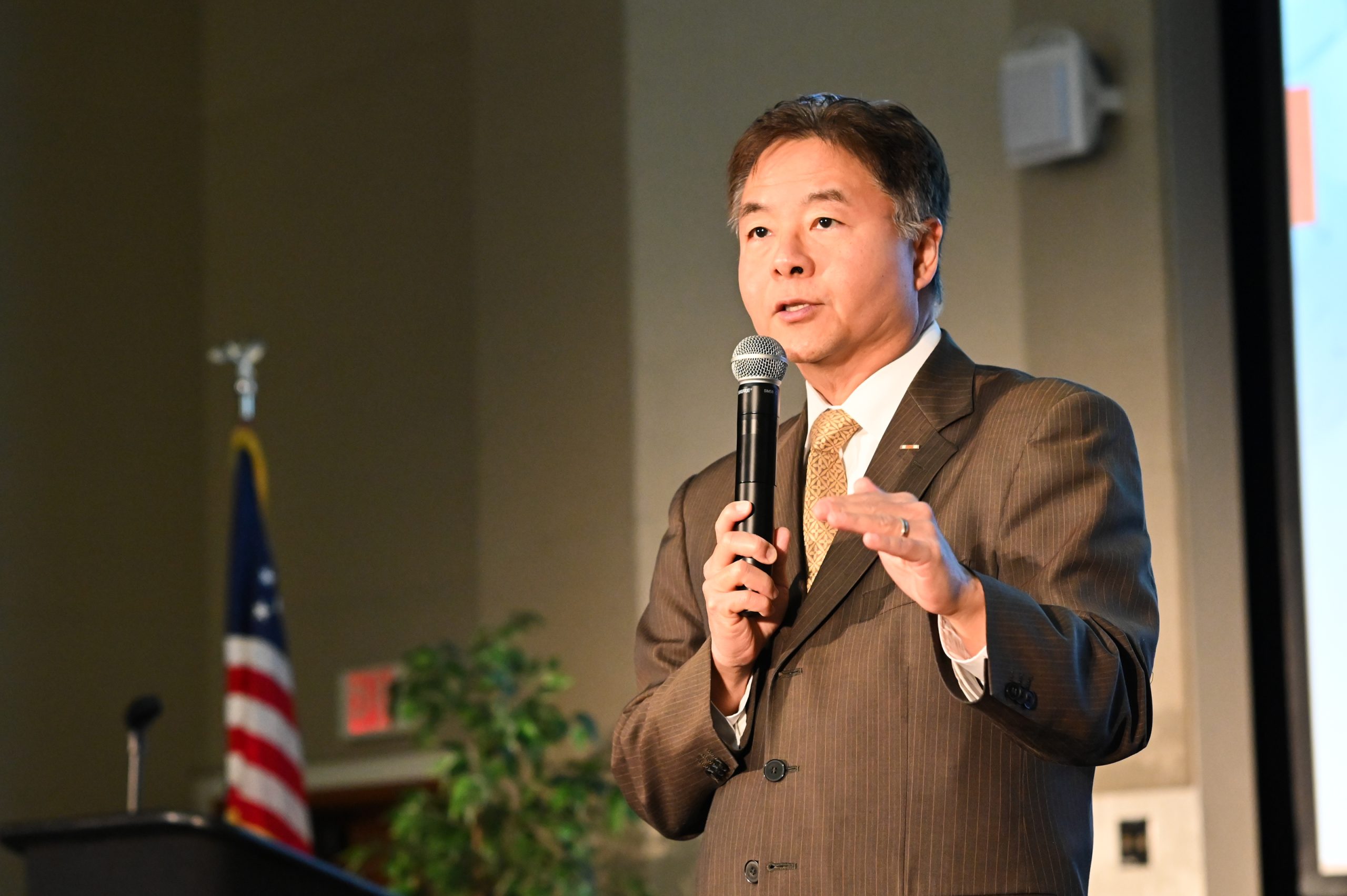 Lieu cautiously optimistic about AI, he tells officials