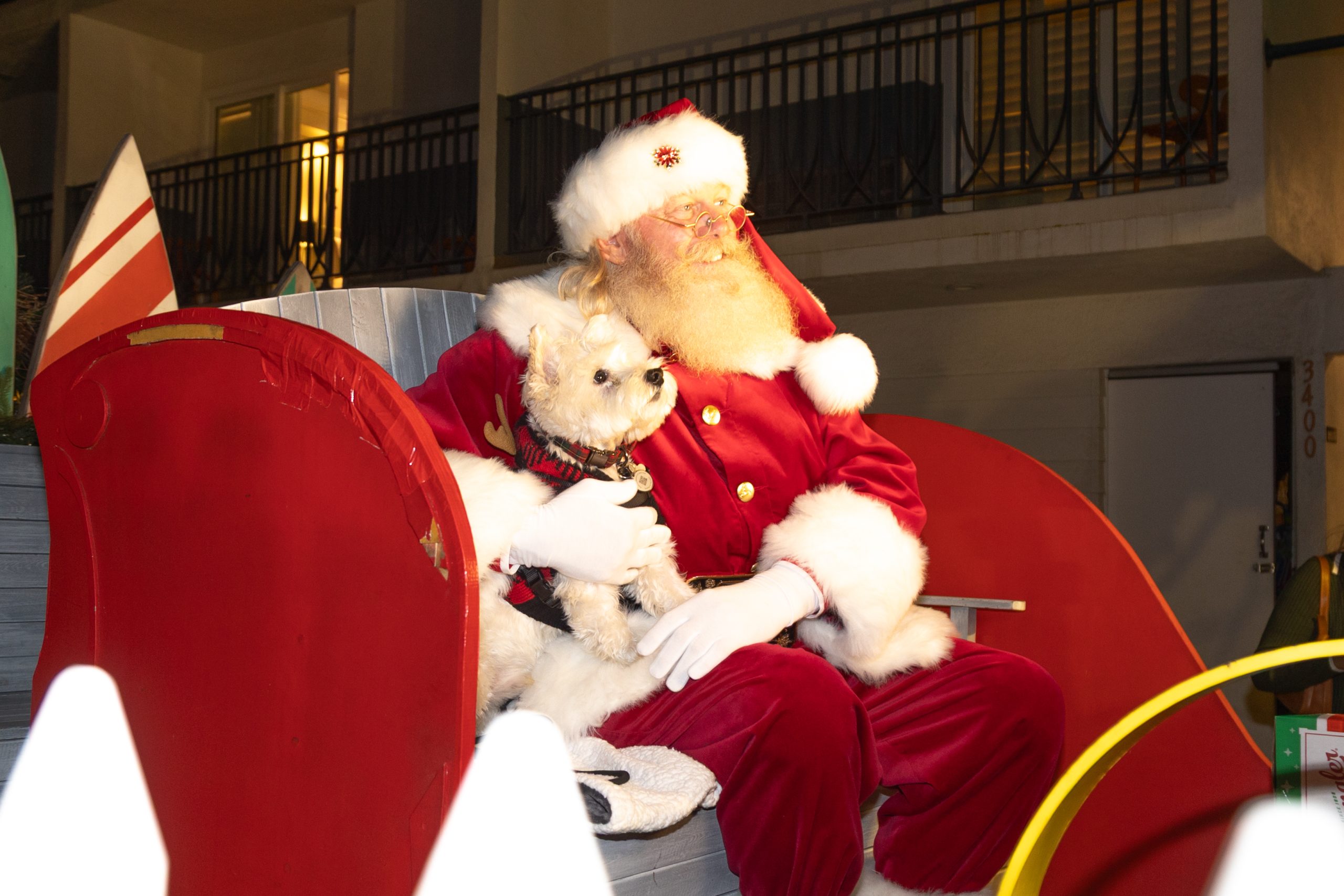 HOLIDAY STROLL: Santa Claus finally came to North Manhattan Beach