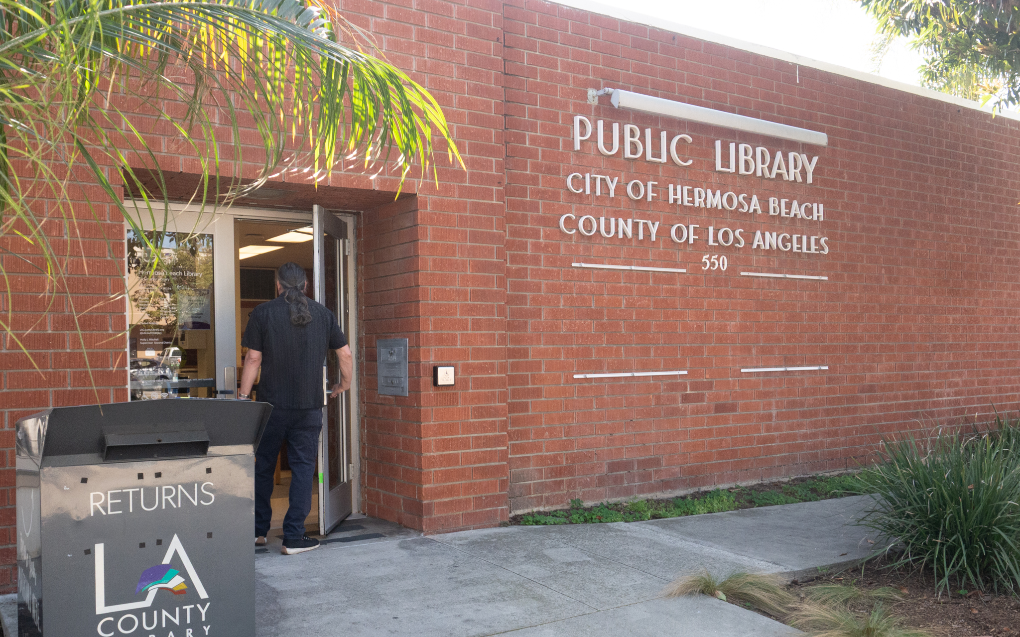Hermosa Beach Library reopens after renovations