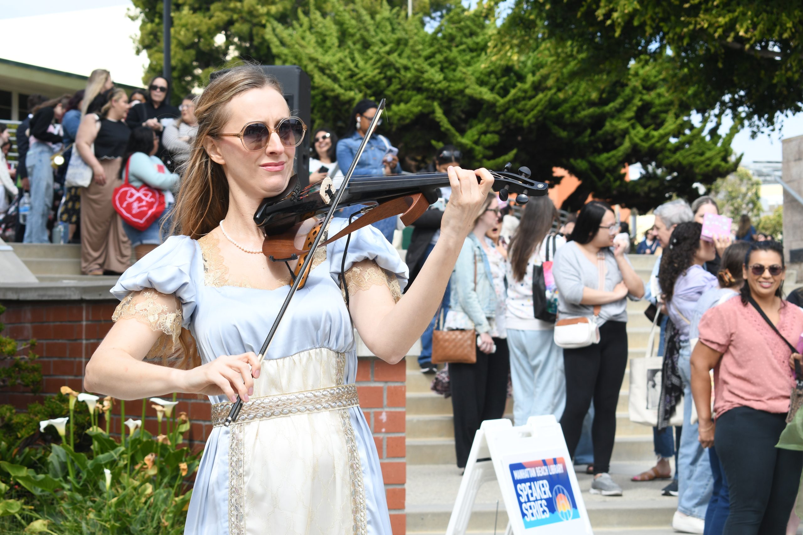 ‘Bridgerton’ author Julia Quinn cautions Manhattan Beach fans  about book bans